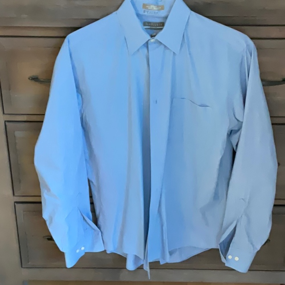 Van Huseun fitted dress button down shirt. Cotton and polyester.
